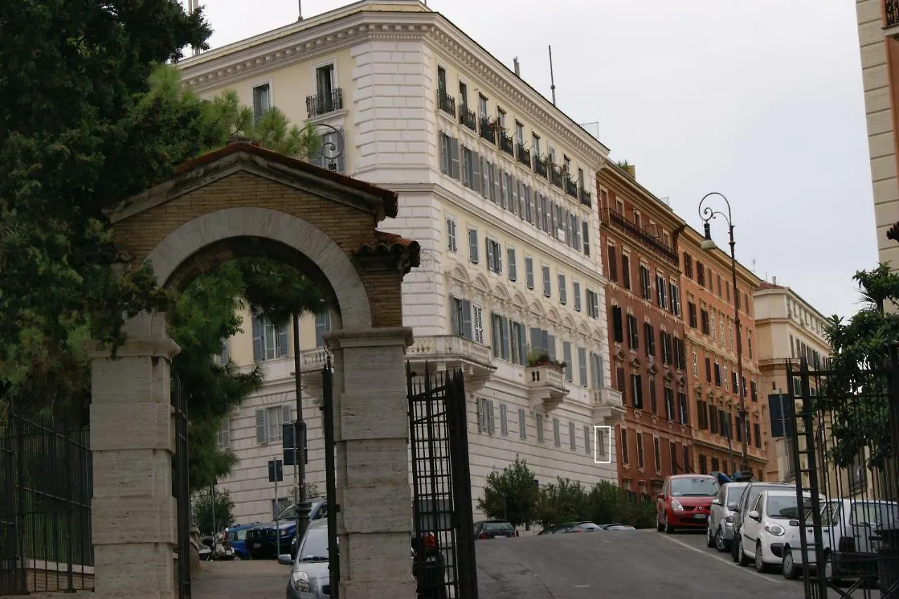 Tatusa Al Colosseo Rome 0*,